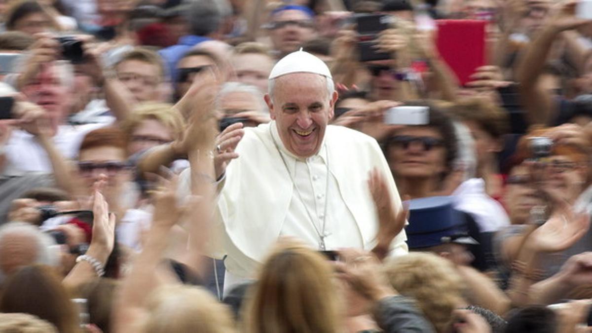 El papa Francisco saluda a los fieles durante su audiencia general de los miércoles en la plaza de San Pedro en el Vaticano, el pasado día 11.