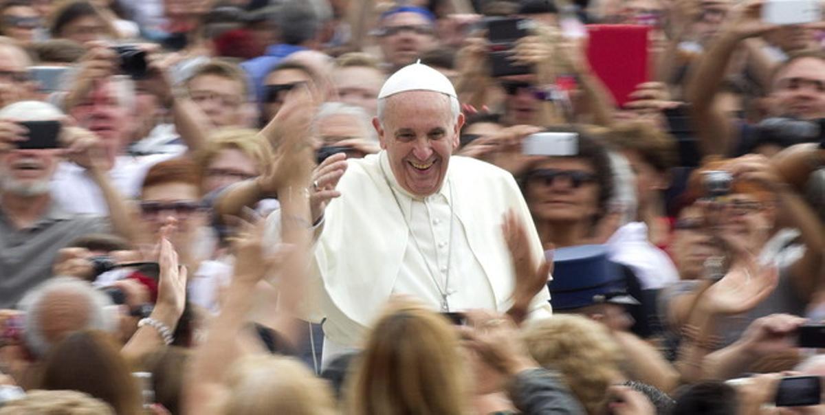 El papa Francesc saluda els fidels durant la seva audiència general dels dimecres a la plaça de Sant Pere al Vaticà, el dia 11 de setembre.