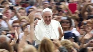 El papa Francesc saluda els fidels durant la seva audiència general dels dimecres a la plaça de Sant Pere al Vaticà, el dia 11 de setembre.