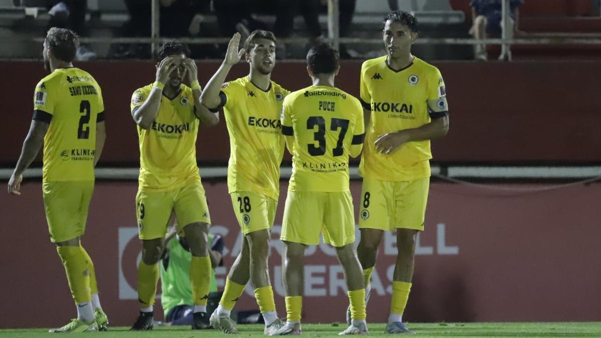 Los jugadores del Hércules se felicitan después de ganar al Algeciras en el Nuevo Mirador.