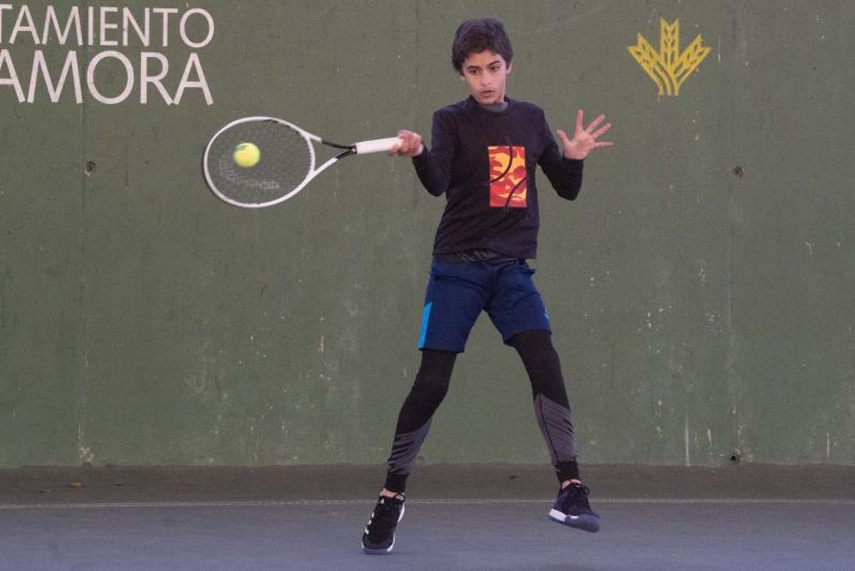 Jorge Pérez devuelte un golpe durante su partido ante Sánchez.