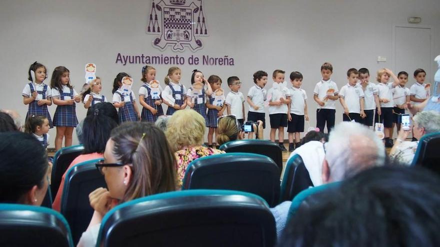 Los escolares despiden el curso cantando y bailando