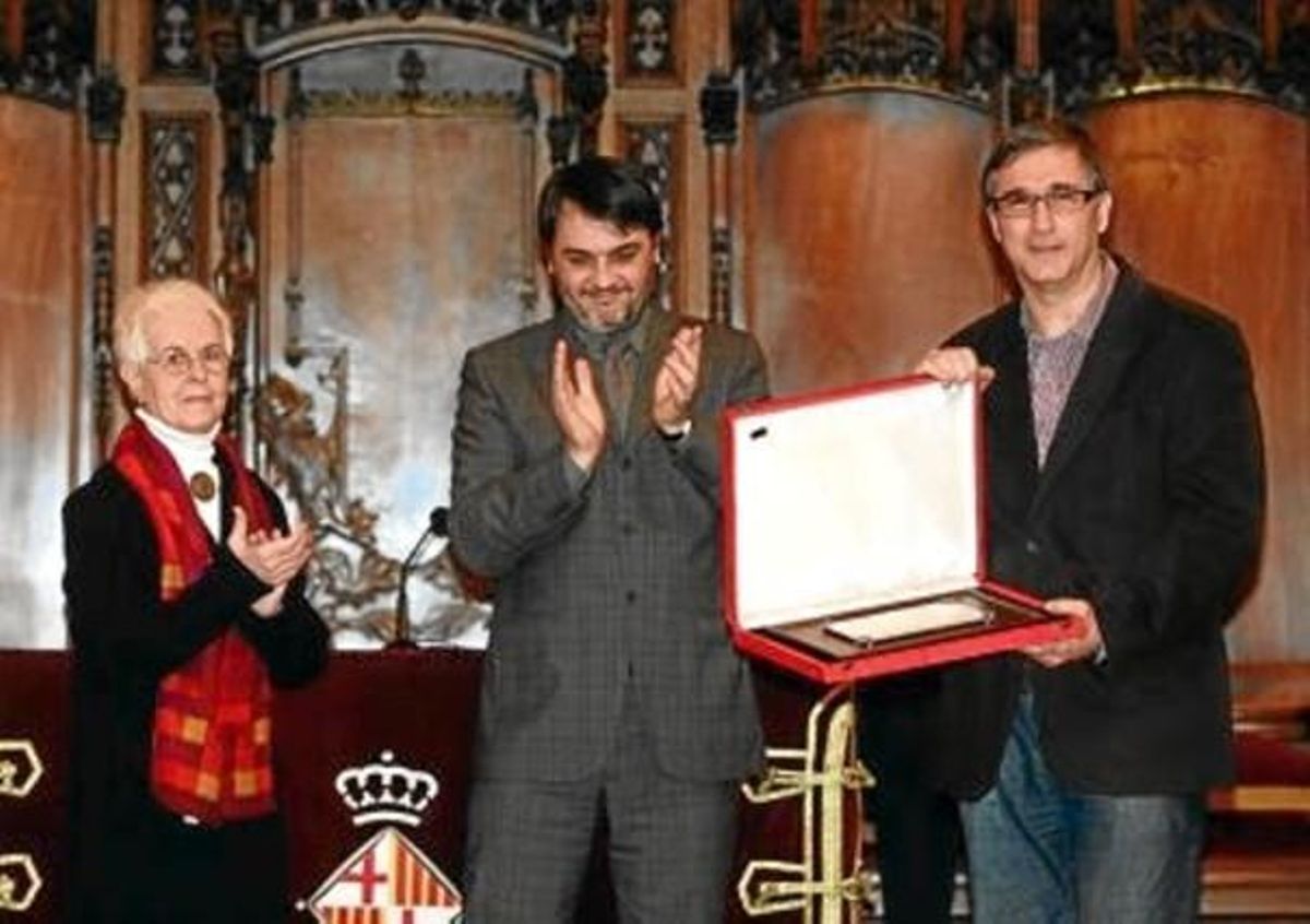 Maria Lluïsa Oliveres, viuda de Comín; el regidor Carles Martí, i Salvador Busquets, amb el premi, ahir. Maria Lluïsa Oliveres, viuda de Comín; el regidor Carles Martí, i Salvador Busquets, amb el premi, ahir.