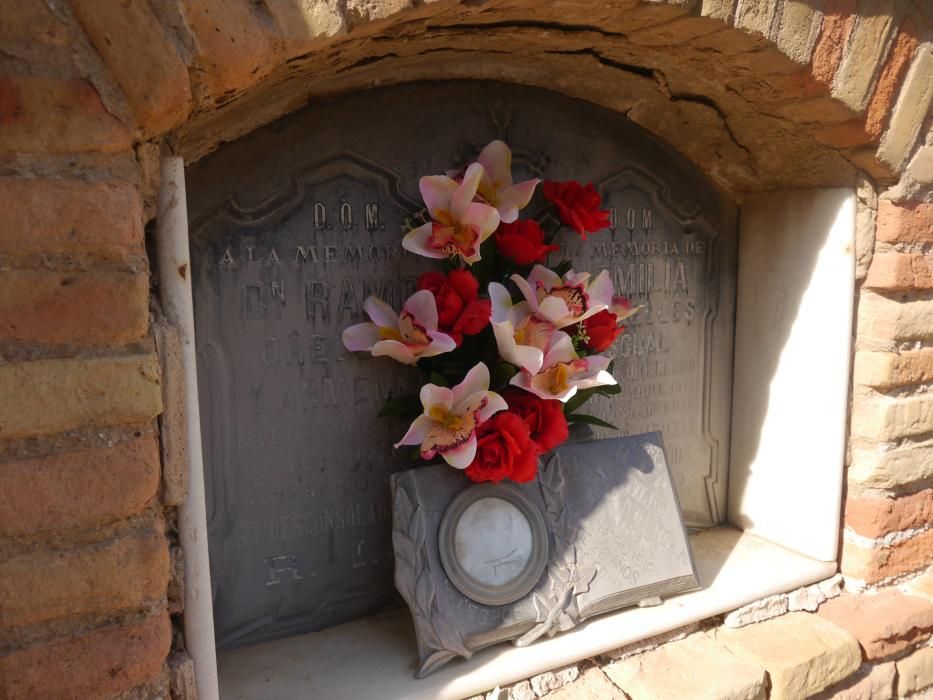 Homenaje a los enterrados más antguos en el cementerio de Valencia