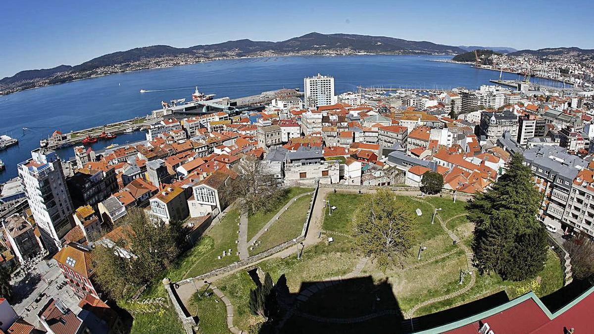 San Sebastián, el Casco 
Vello alto y el puerto. | 
