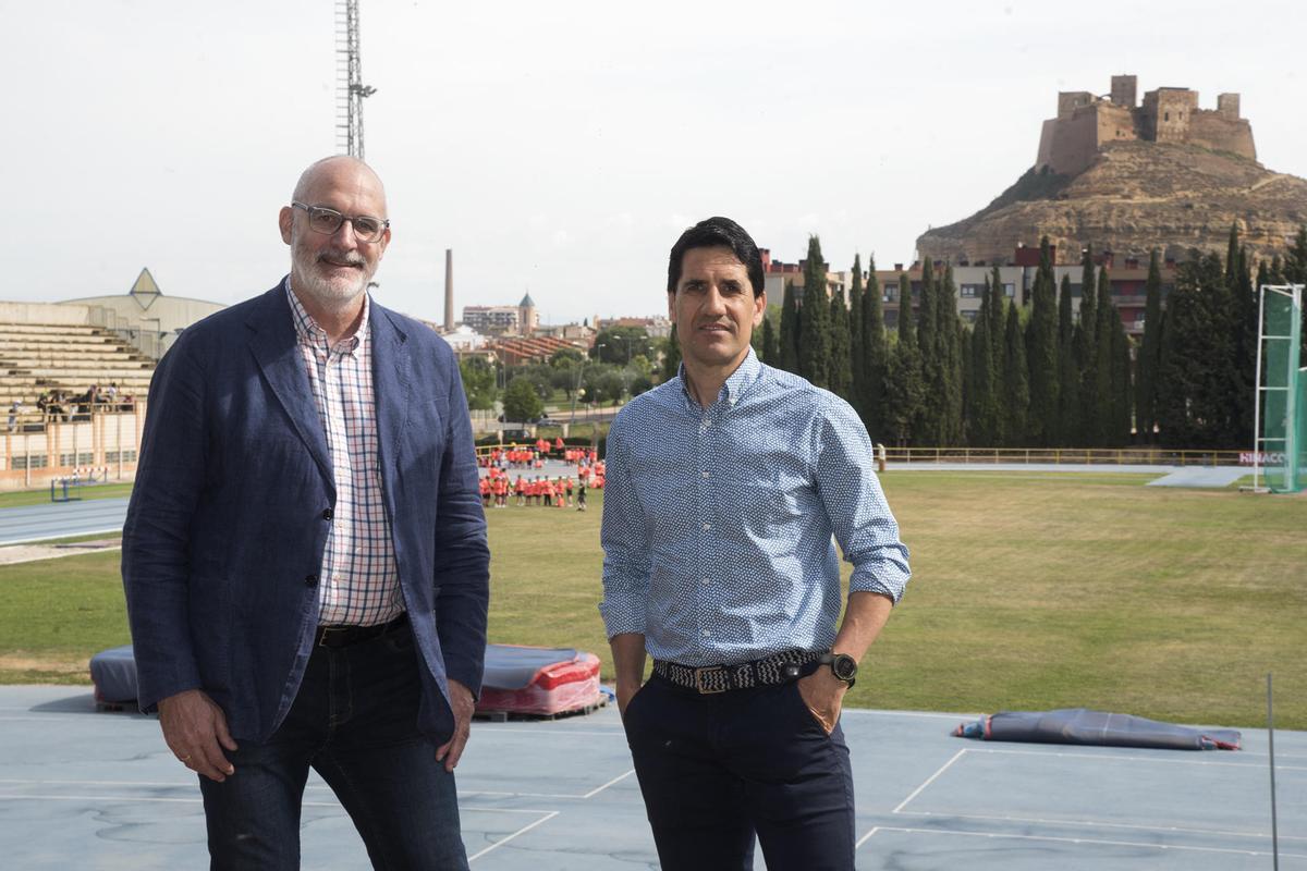 os atletas olímpicos de Mónzón, Álvaro Burrell (i), candidato a la alcaldía por el PSOE y Eliseo Martín (d), concejal y candidato por el PP a repetir en el consistorio, posan para EFE en las pistas de atletismo de Monzón