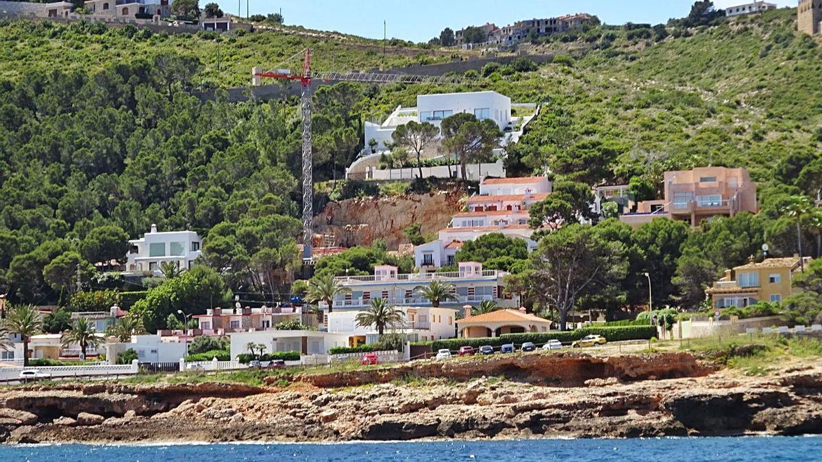 Una grúa pluma en una obra en construcción en la zona de Les Rotes de de Dénia  | CARLOS LÓPEZ