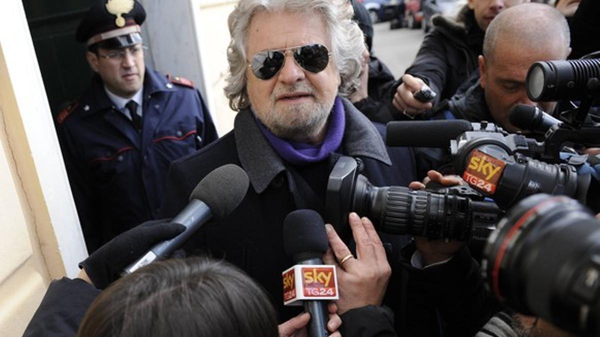 El cómico Beppe Grillo habla con la prensa tras depositar su voto este lunes en Génova.