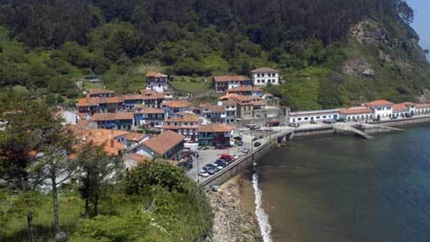 Tazones, con el puerto al fondo.