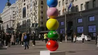 Albert Pinya coloca su escultura 'Proverbio del ojo' en un lugar "muy simbólico" de la Gran Vía de Madrid