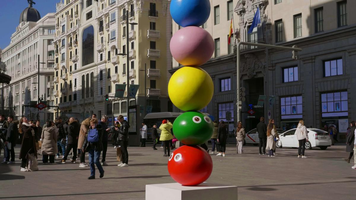 La escultura de Albert Pinya, ya instalada en la Gran Vía de Madrid.