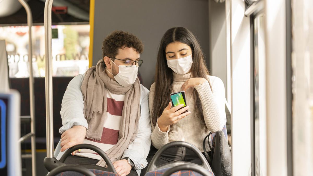 Dos usuarios de la T-mobilidad en un bus