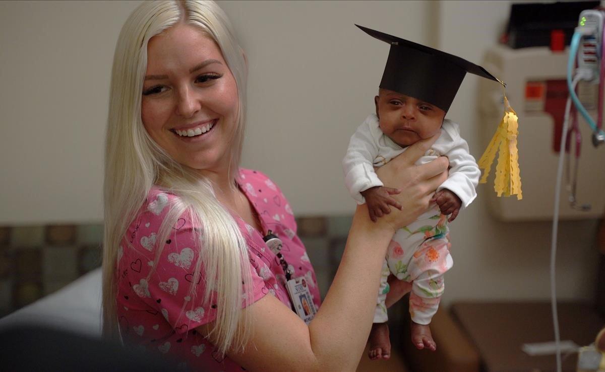 Un hospital de California anunció el nacimiento del bebé más pequeño del mundo con vida, una niña que pesó solo 245 gramos al nacer. Saybie, como la llama el personal del Hospital Sharp Mary Birch Hospital de San Diego, fue dada de alta tras permanecer cinco meses en la UCI.