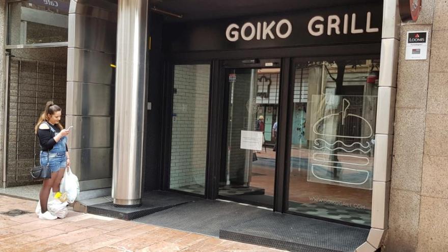El local de Goiko Grill, esta mañana, con el cartel disculpándose a los clientes por su cierre.