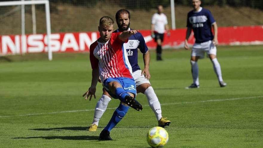 Lora, en un partido de pretemporada contra el Sporting B, presiona a César García.