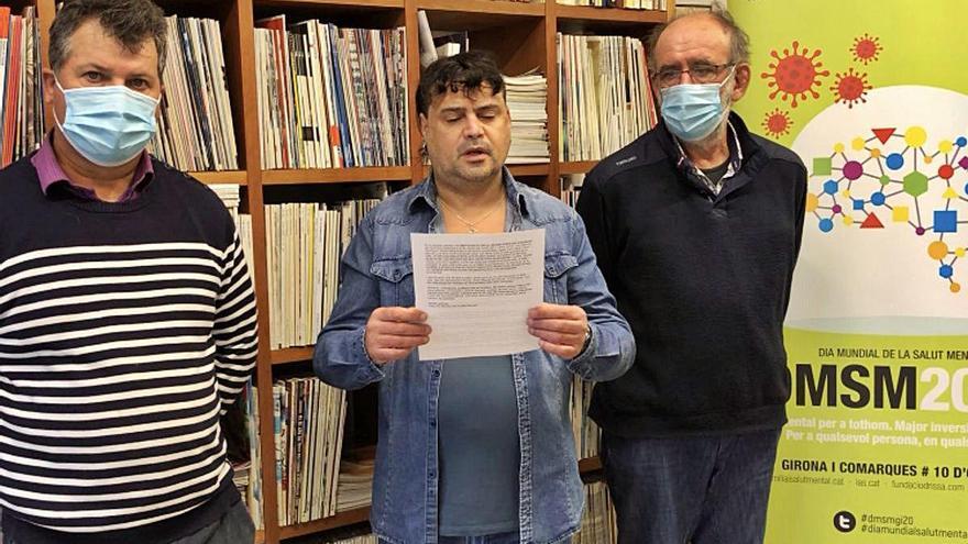 Tres membres del col·lectiu en la lectura del manifest.