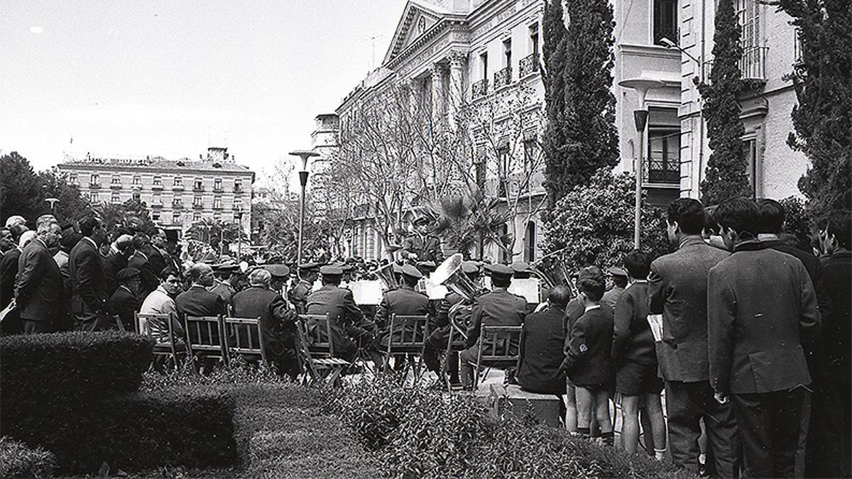Banda de la Diputación Provincial en un concierto en la Glorieta de España. 1964.