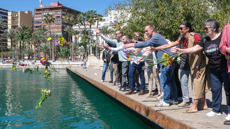 Homenaje a los exiliados republicanos del Stanbrook en el Puerto de Alicante entre ruido de obras y banderas tricolor