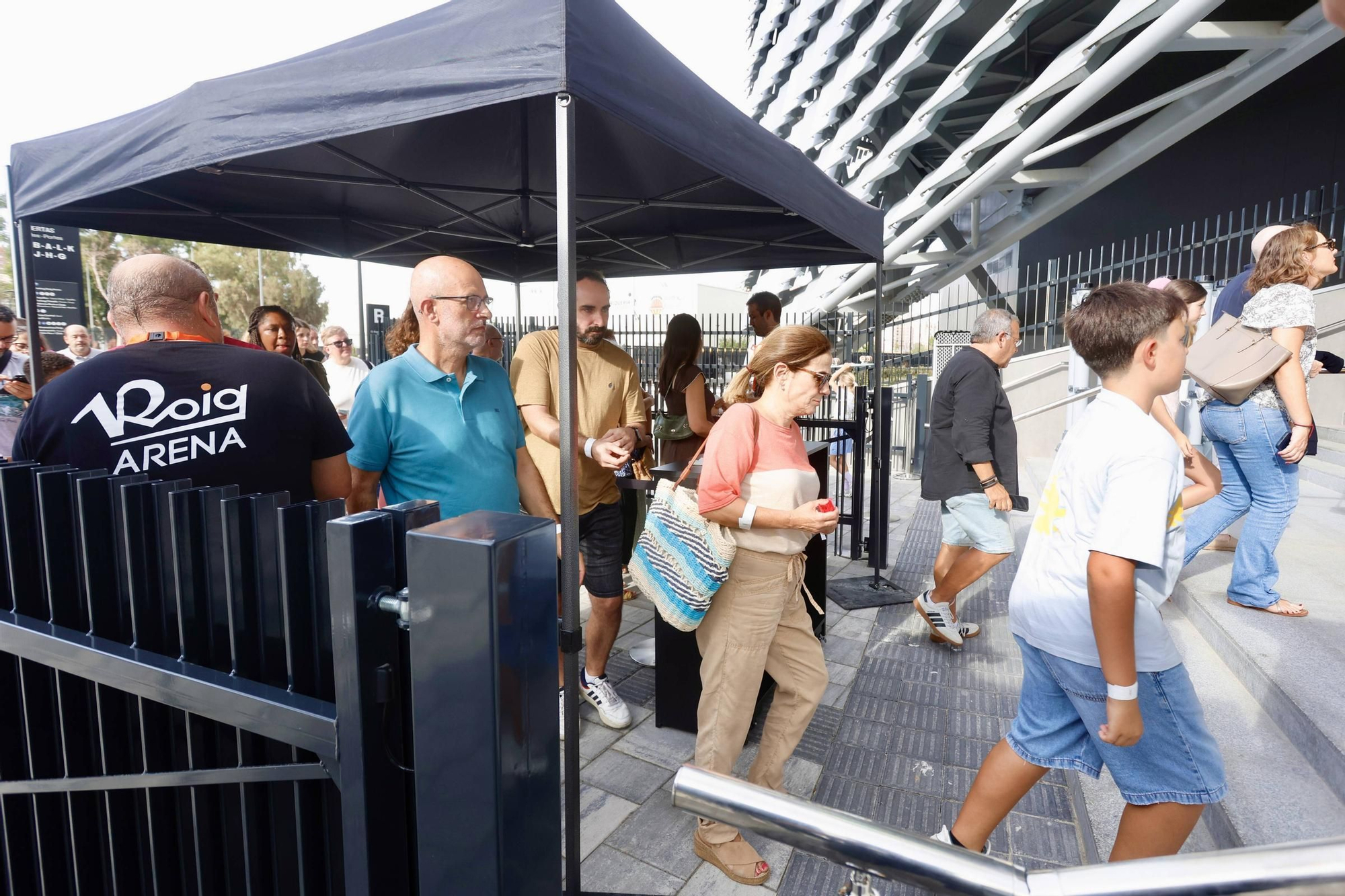 La afición del Valencia Basket visita el Roig Arena