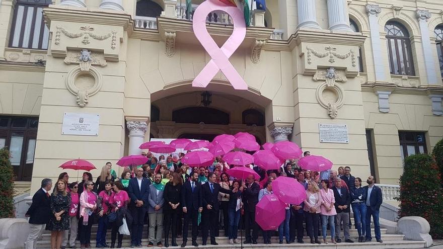 Apertura de los paraguas rosas para la concienciación del cáncer de mama.