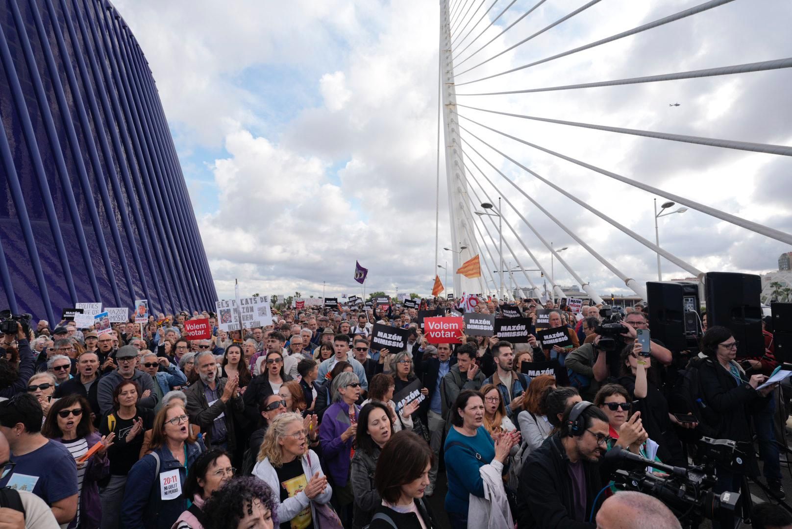 Todas las fotos de la concentración contra Mazón ante el congreso del PPE