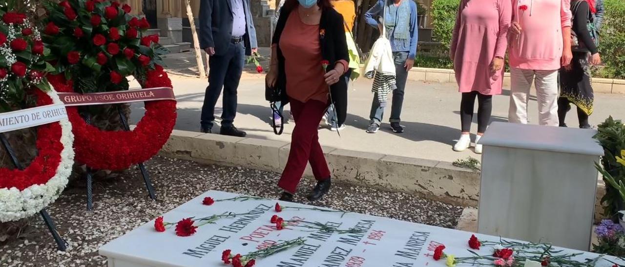 Homenaje a Miguel Hernández por el 79 aniversario de su muerte en el cementerio de Alicante