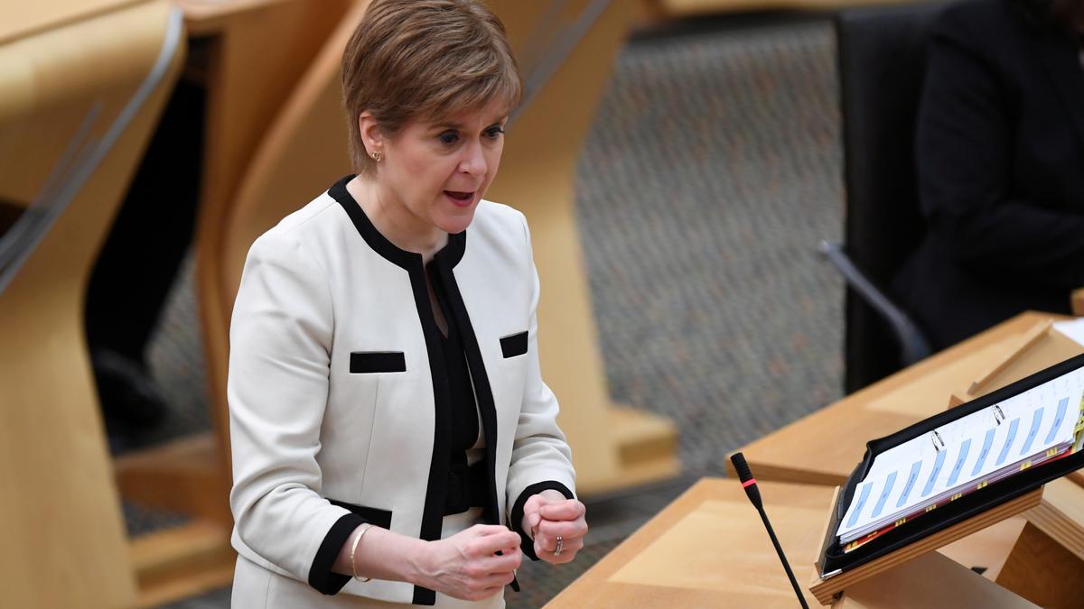 La ministra principal de Escocia, Nicola Sturgeon, en el Parlamento de Edimburgo.