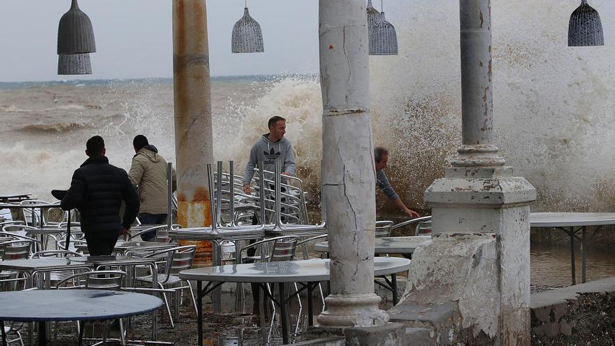 La alerta naranja por olas de hasta 5 metros se mantiene hasta el martes