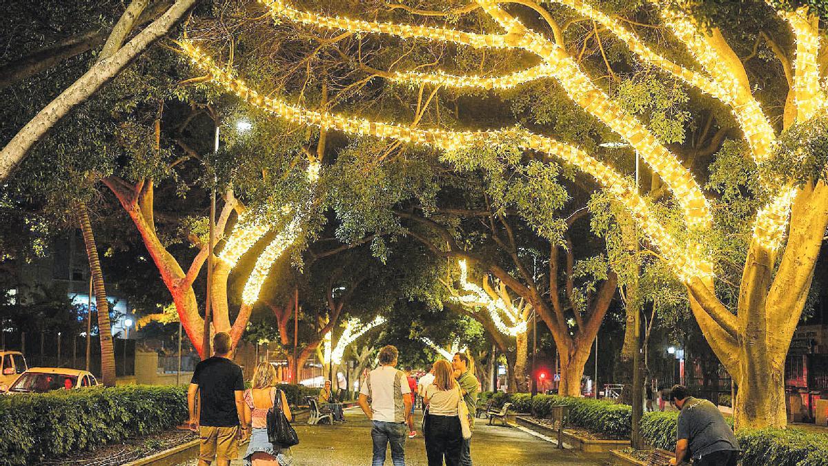 Santa Cruz ilumina en Navidad 200 árboles de la Rambla