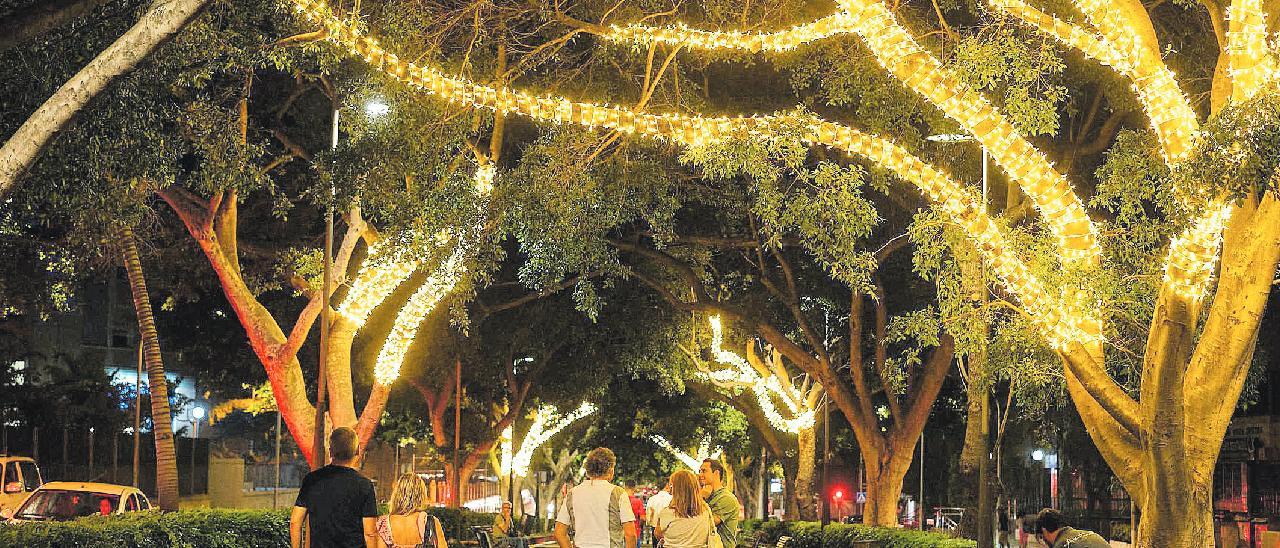 Santa Cruz ilumina en Navidad 200 árboles de la Rambla