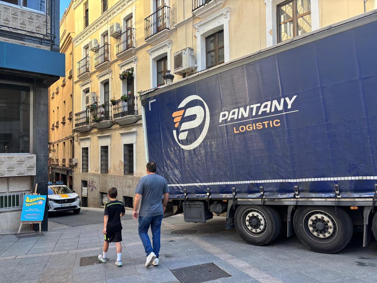 Galería | Un camión se queda atascado en pleno centro de Cáceres