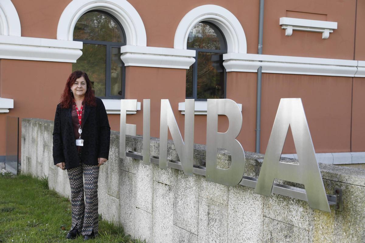 Celia Gómez, en los exteriores del edificio de la FINBA, junto al HUCA.