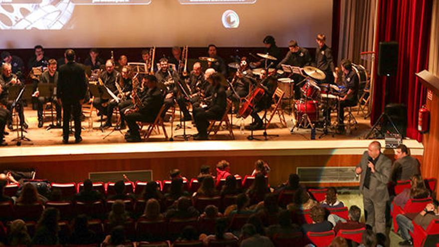 Uno de los conciertos didácticos de la Banda de Música de Sant Antoni en el Cine Regio.