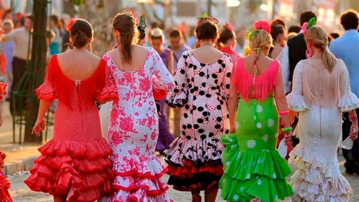 Mujeres vestidas de flamenca en la Feria de Abril de Sevilla.