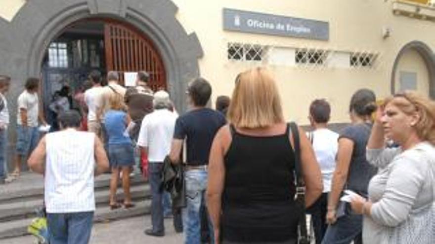 Ciudadanos hacen cola en la oficina de empleo de Ciudad Alta, en la capital grancanaria. | lp / dlp