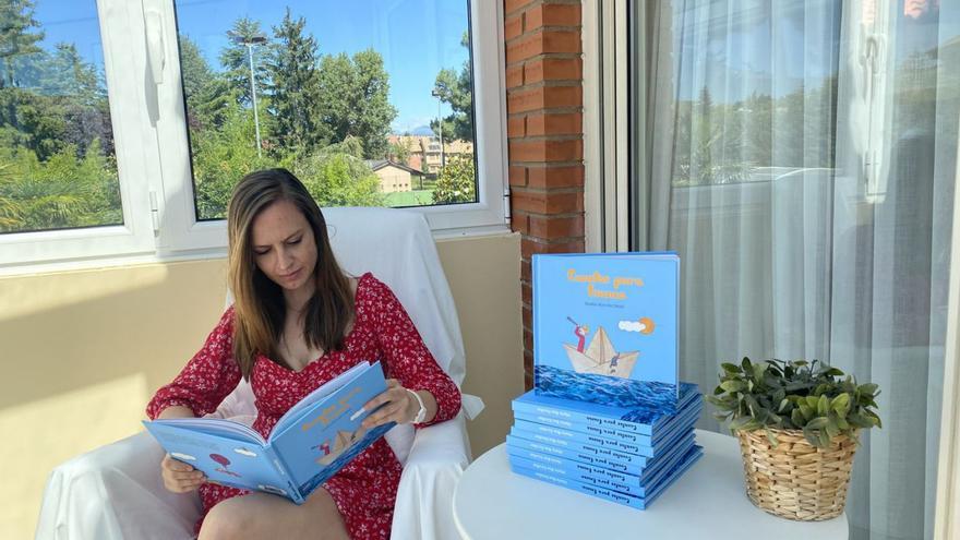 María Roa Escobar con su primer libro infantil, ‘Cuentos para Emma’.   |  MERCEDES ROA
