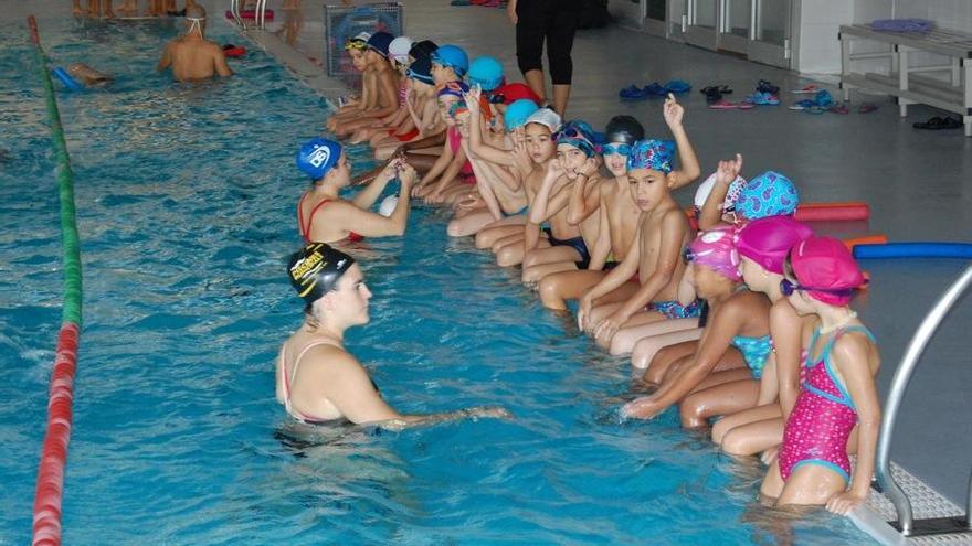 Infants participant al programa Natació a l&#039;escola, aquest dimecres al matí