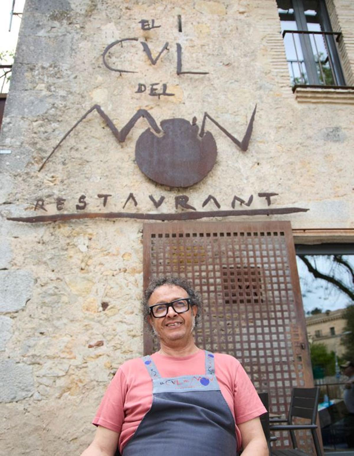 Lotfi Bousatta davant de la façana del restaurant El Cul del Món, a Sant Daniel.