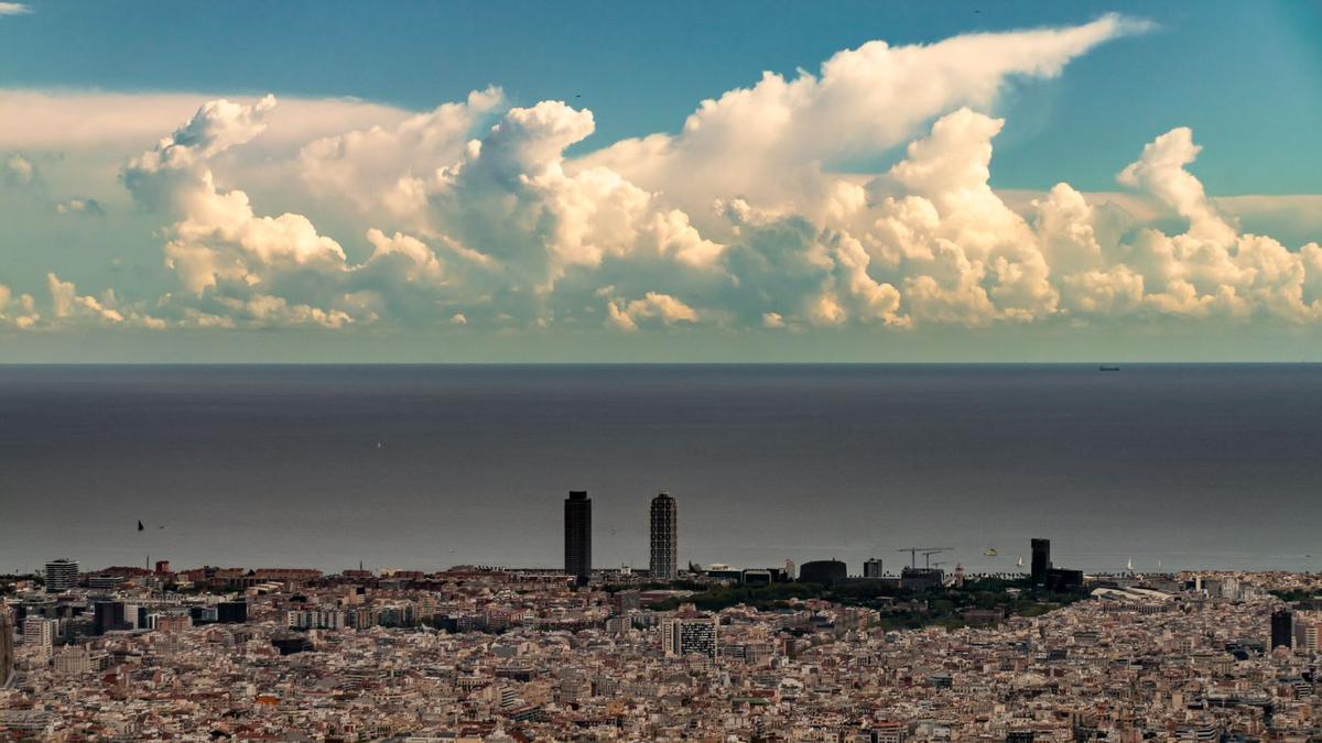 Nubes sobre el mar en Barcelona Nubes sobre el mar en Barcelona