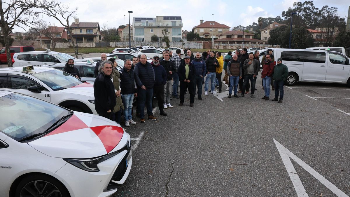 Más de 250 taxistas del área metropolitana se manifestaron por el «abuso» de los seguros.