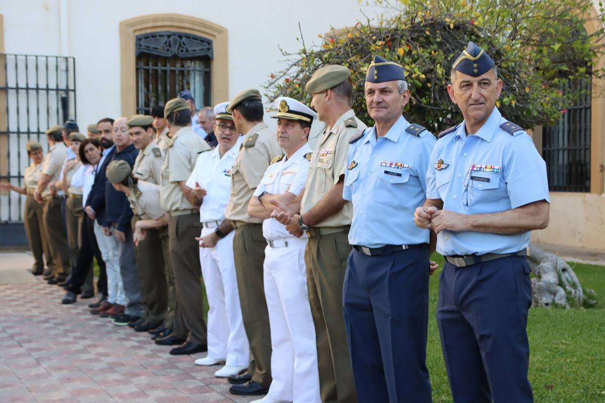 Acto de entrega de diplomas a los tres estudiantes de Secundaria finalistas de la edición valenciana de la 13º concurso Carta a un militar español, con izado de bandera en la Delegación de Defensa y visita guiada al Museo Histórico Militar de València.