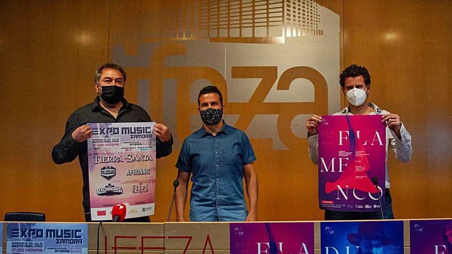 El director de Ifeza, Raúl Macías, entre Álvaro Blanco (izquierda) y Antonio Regalado, con los carteles de los conciertos de rock y flamenco, respectivamente.