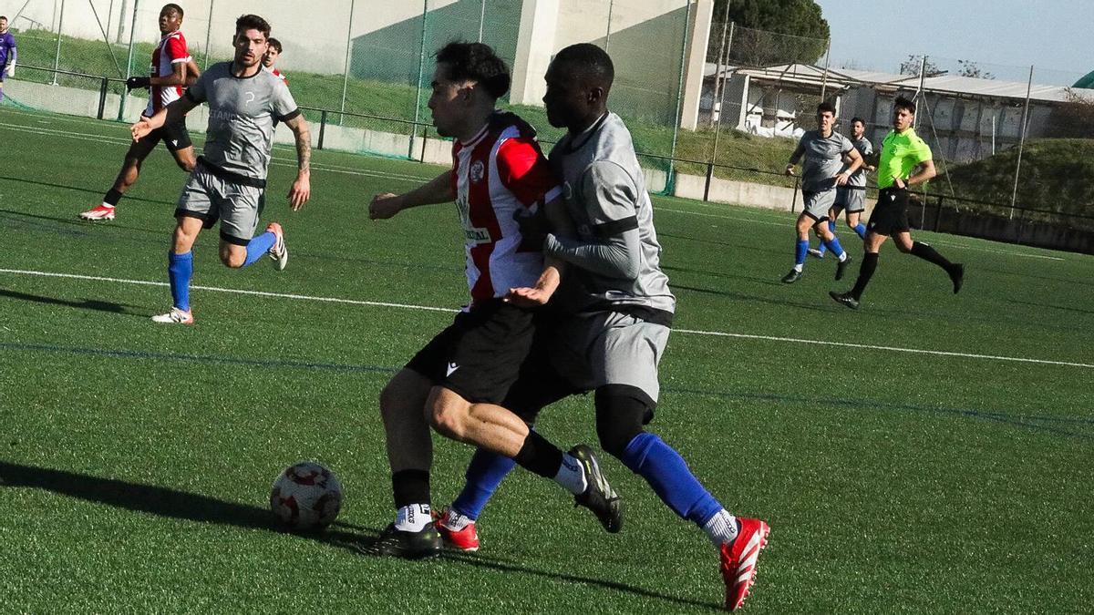 Samate, del CD Noname, pelea por un balón en el derbi provincial contra el Zamora CF "B".