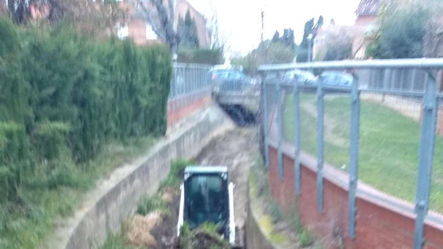 Neteja del canal que proveeix el rec al parc agrari