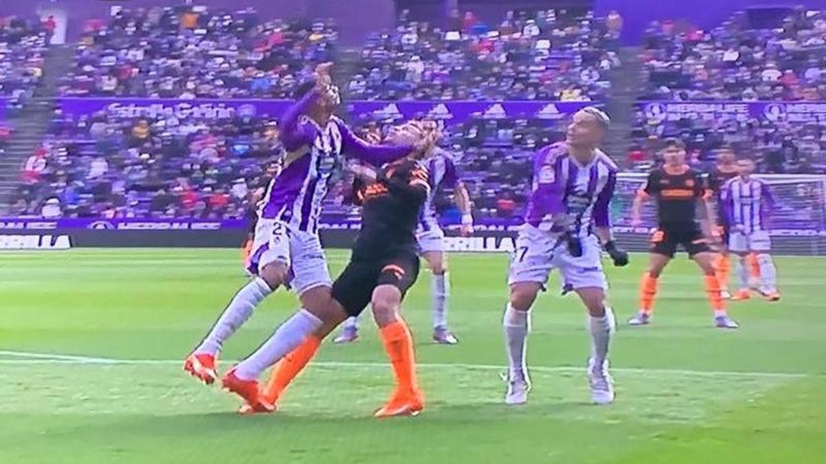 La imagen del penalti de Joaquín sobre Lato