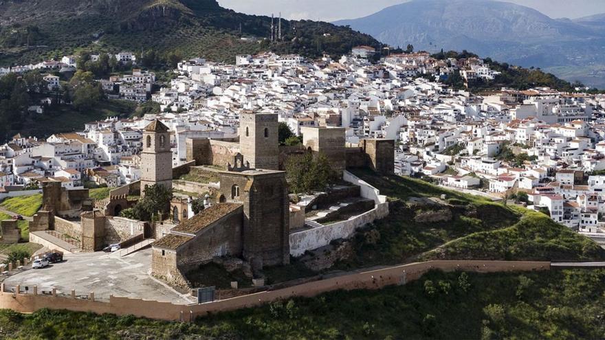 Vista panorámica del casco histórico de Álora, uno de los diez términos de la provincia que poseen la declaración oficial de «municipio turístico».