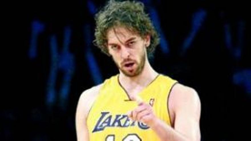 Pau Gasol enseña los galones en los Lakers por la baja de Bryant