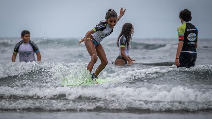 Taller de surf en la playa del Roque