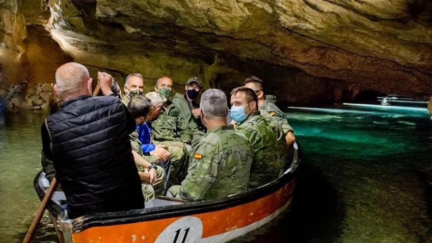 Entre el programa de su visita se incluyó la inevitable visita a les Coves de Sant Josep.