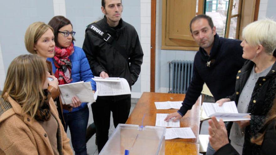 Composición de una mesa electoral, esta mañana, en uno de los colegios electorales de Galicia. / EFE / Xoán Rey